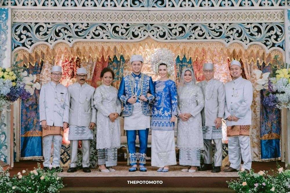 Ide Kebaya Brokat Untuk Orangtua Saat Resepsi Pernikahan