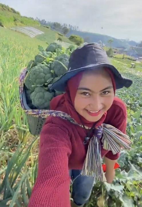 10 Potret Novi Listiana Dulu Biduan Kini YouTuber Petani