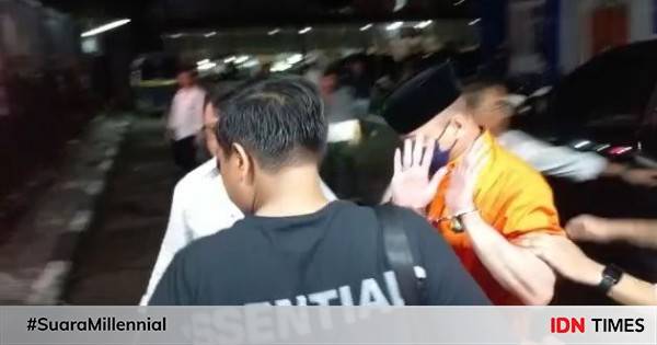 Teddy Minahasa Pakai Baju Tahanan Diborgol Dan Berpeci