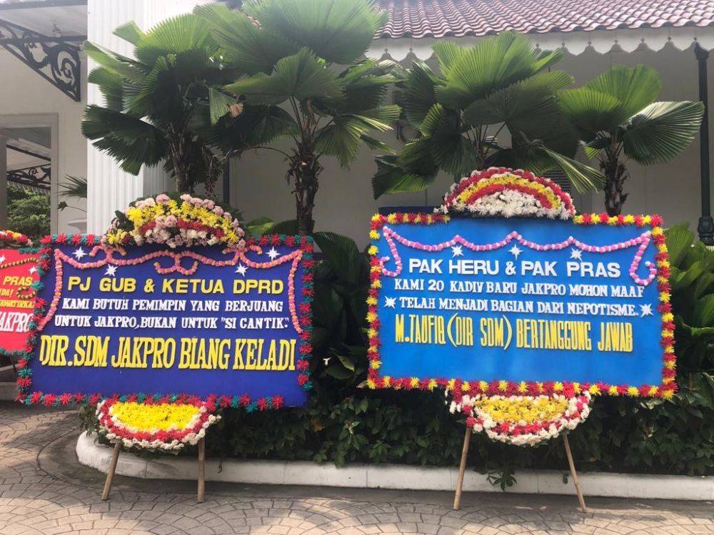 Karangan Bunga Selamatkan Jakpro Muncul Di Balai Kota Dki