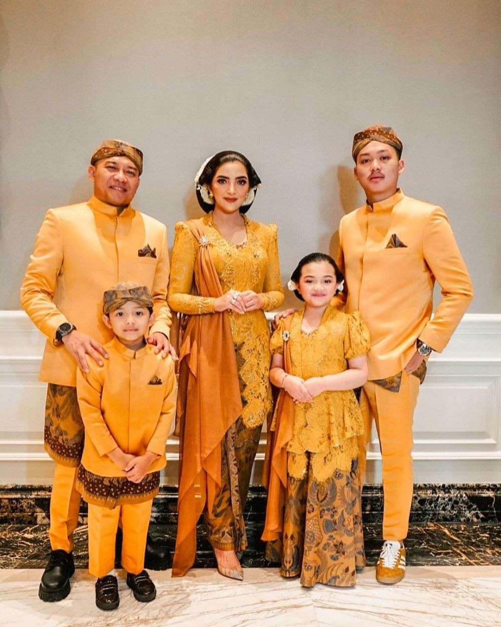 Kebaya Seragam Keluarga Untuk Pernikahan Dengan Ragam Warna