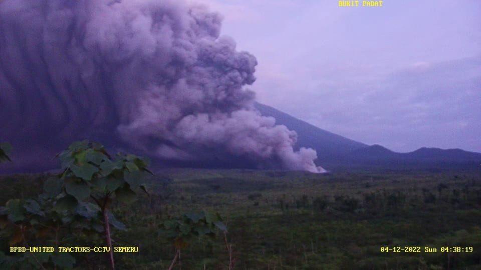 Gunung Semeru Muntahkan Awan Panas Setinggi 1 500 Meter