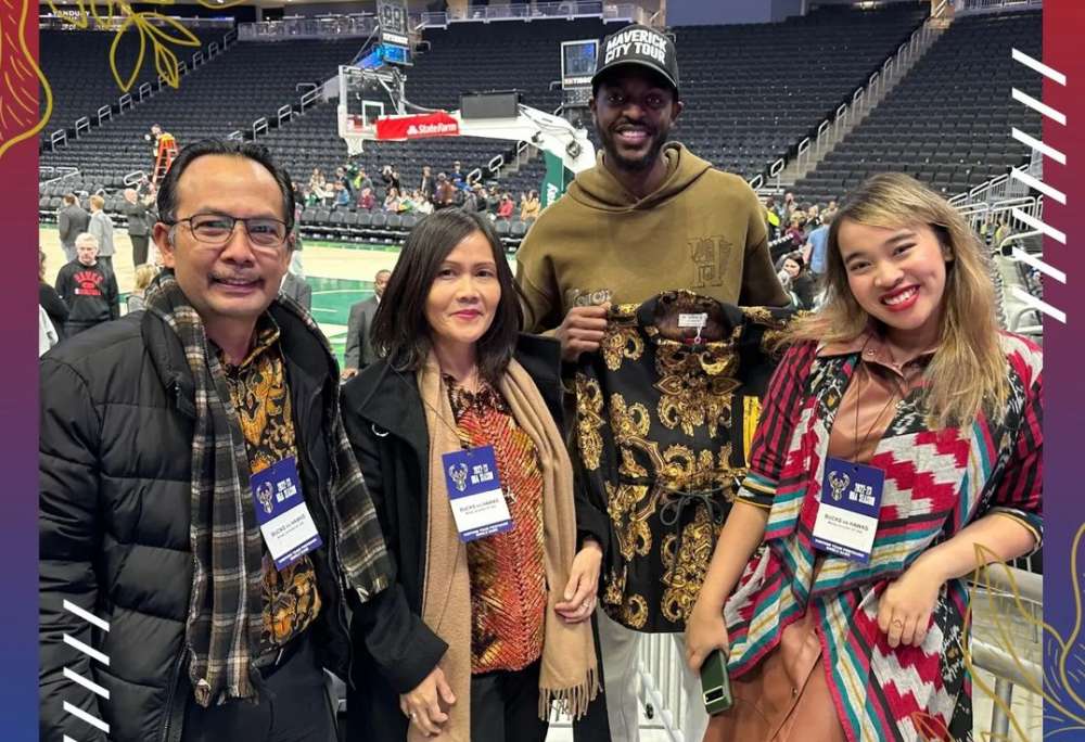 Batik Indonesia Dikenakan Pemain Nba Justin Holiday