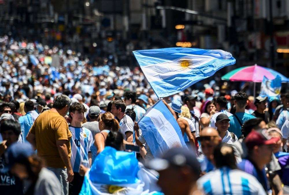 Messi Nyaris Tersangkut Kabel Saat Pawai Juara Argentina