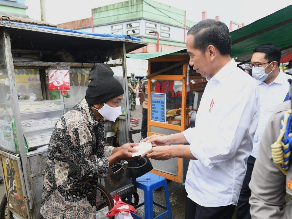 Jokowi Cek Harga Bahan Pokok Di Pasar Cigombong Jelang Natal