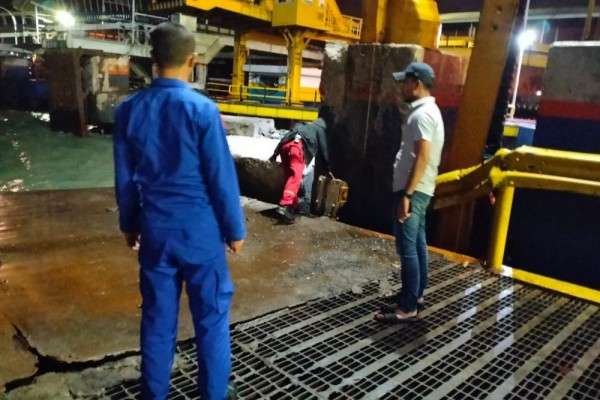 Truk Pengangkut Semen Tercebur Ke Laut Pelabuhan Merak