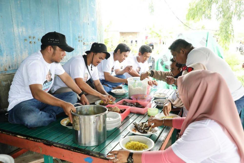 Aksi Sosial Relawan Ganjar Bersih Pantai Dan Bagi Sembako