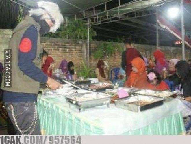 Potret Lucu Orang Makan Di Kondangan Gak Mau Rugi