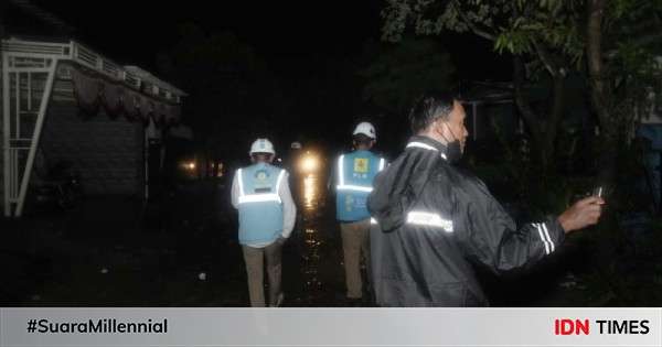 Pln Suplai Listrik Di Lokasi Pengungsian Banjir Dinar Inda