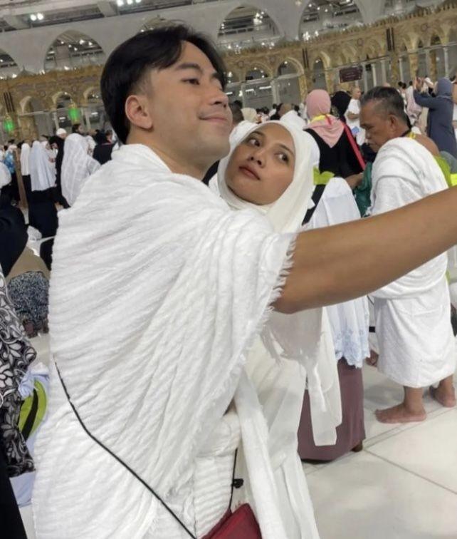 Potret Vidi Aldiano Dan Sheila Dara Umrah Pertama Kali