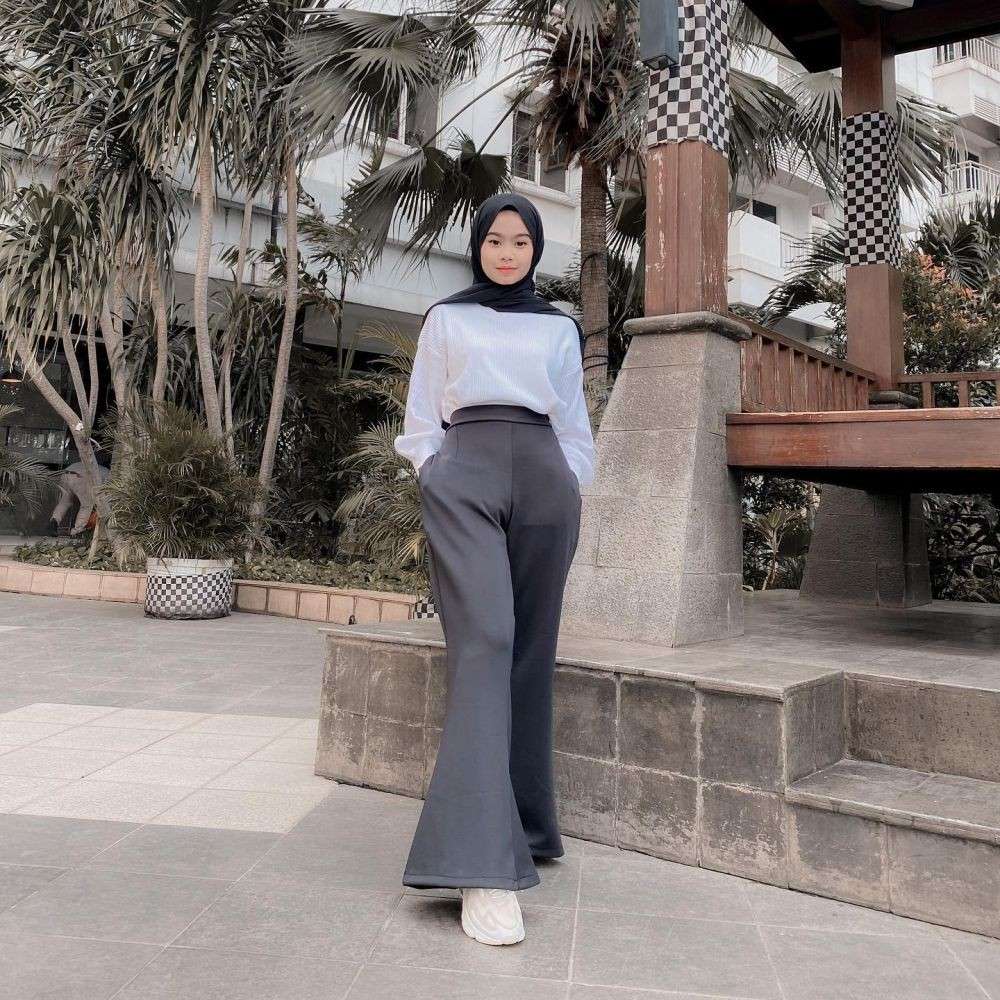 10 OOTD Hijab Celana Hitam Bikin Kaki Terlihat Jenjang