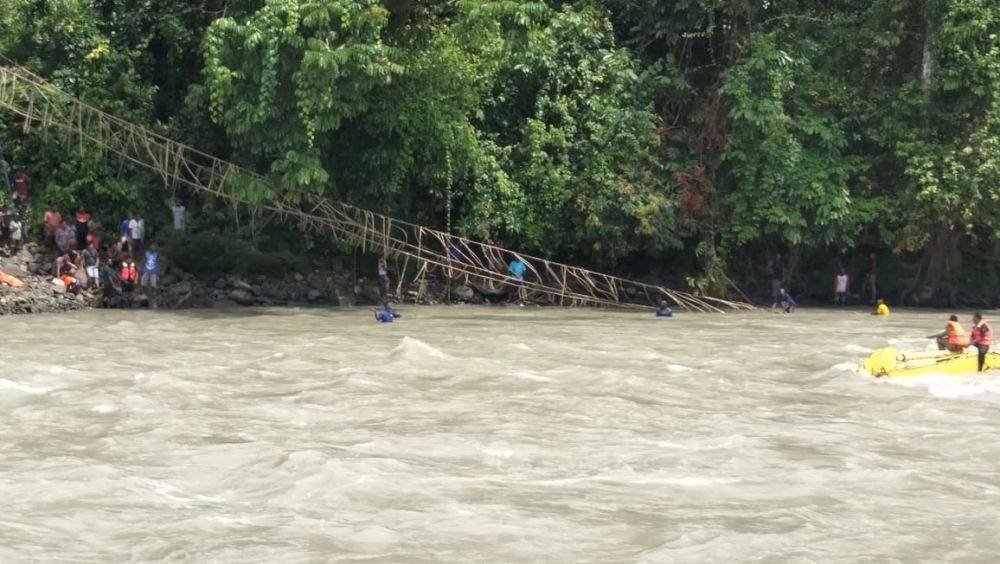 Jembatan Gantung Putus Personel Tni Polri Terbawa Arus