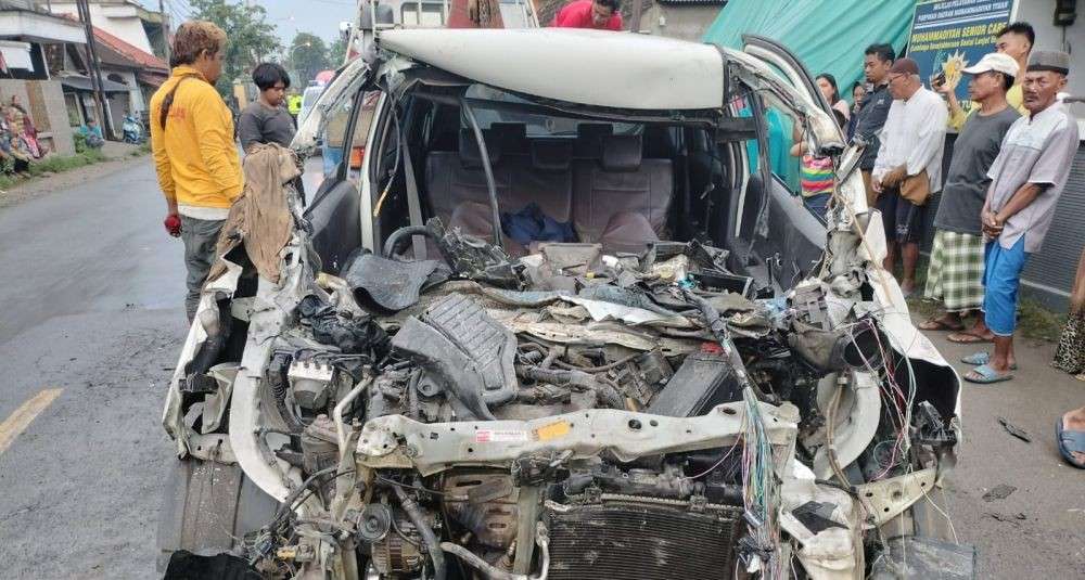 Minibus Tabrak Truk Tronton Di Tuban Orang Luka Berat