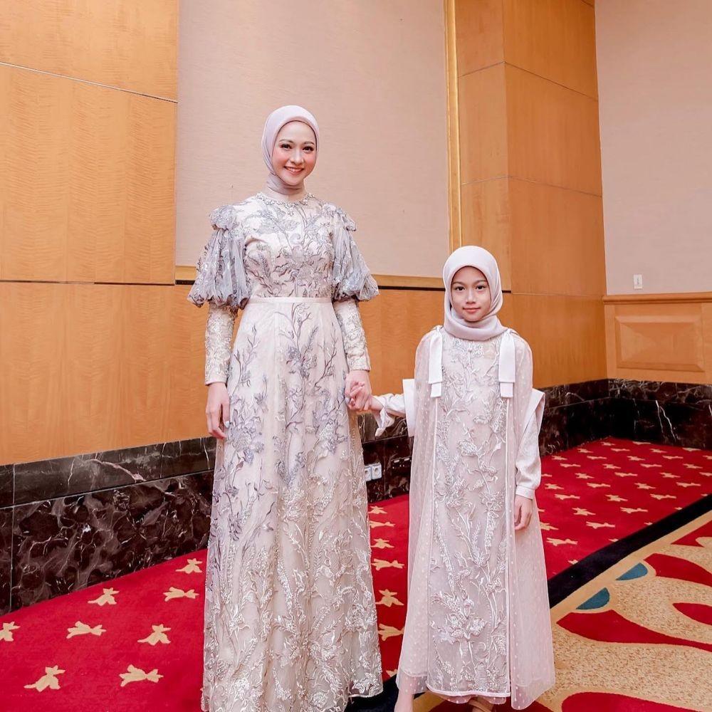 Gaya Kondangan Hijab Ala Poppy Bunga Elegan Pakai Dress