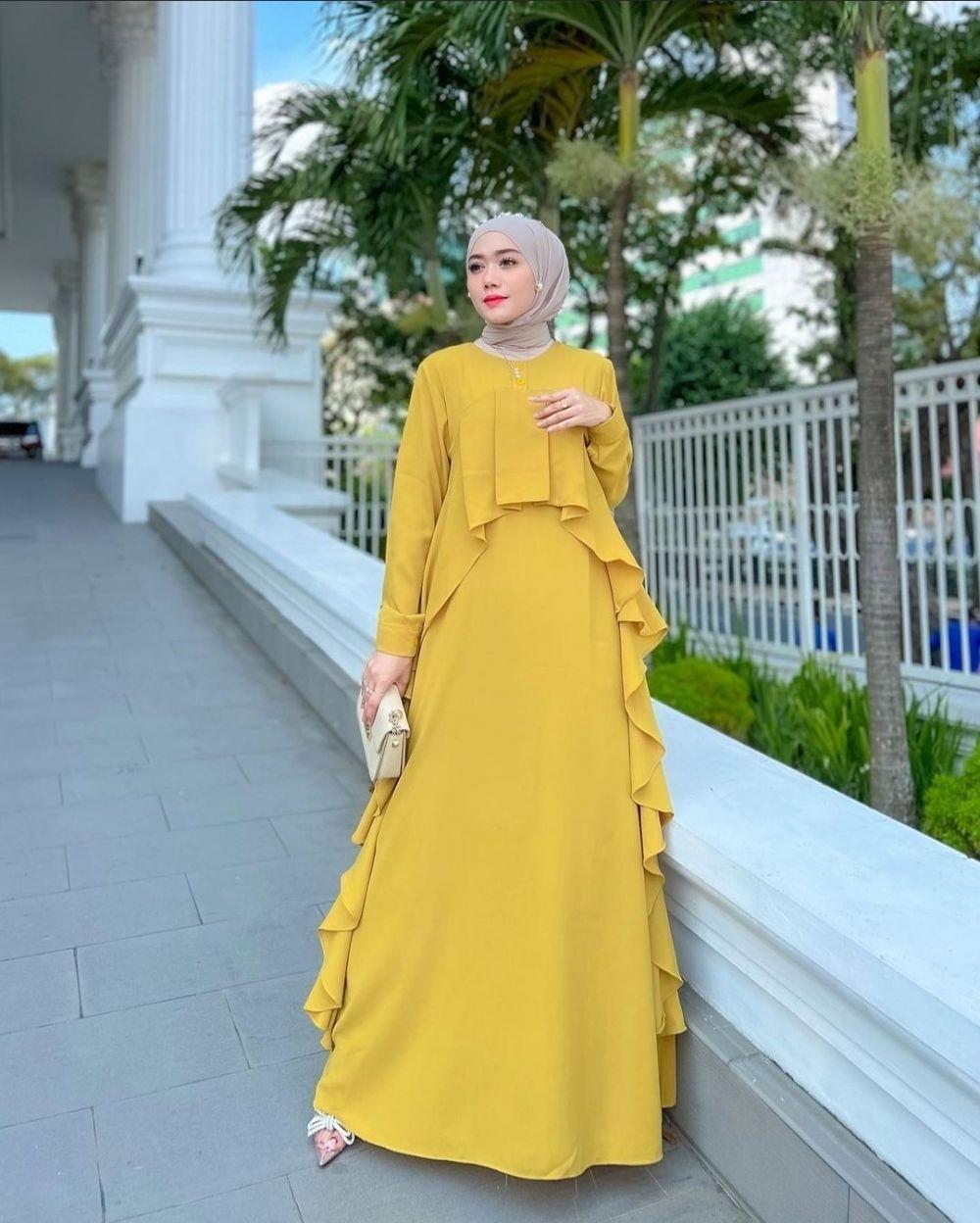 Referensi Style Kondangan Hijab Serba Kuning Cetar