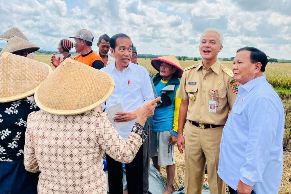 Potret Jokowi Selfie Bareng Ganjar Prabowo Di Tengah Sawah