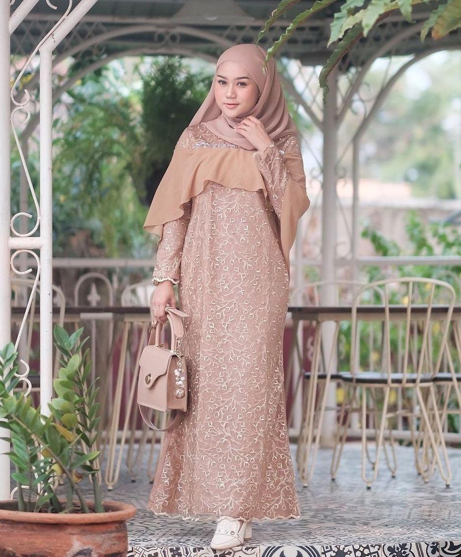 10 Style Pesta Hijab Ala Poppy Ferdias Berkelas