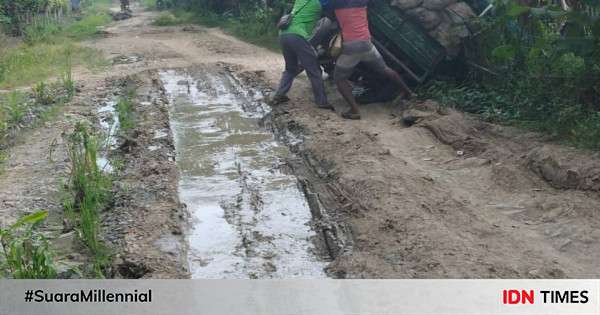 Jalan Rusak Mirip Kubangan Kerbau Pemkab Pandeglang Sabar