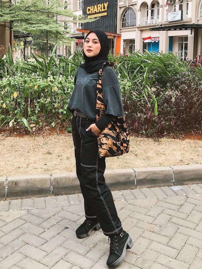 Ide OOTD Hijab Kasual Ala Safana Auriza Kece Buat Hangout