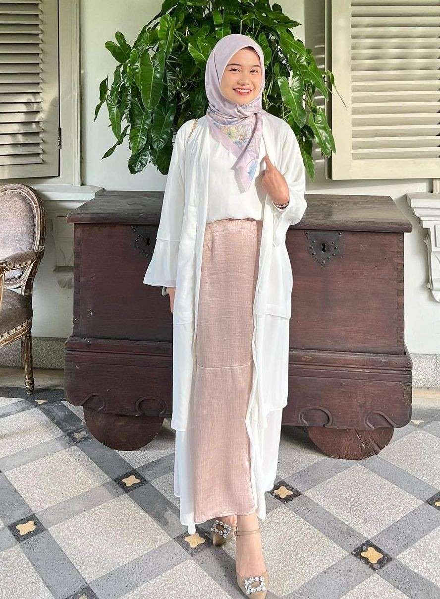 10 Inspirasi Gaya Hijab Santun Pakai Outer Stylish Maksimal