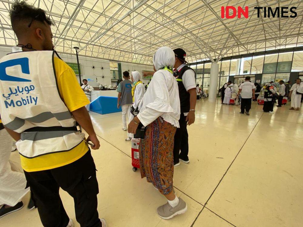 Jemaah Haji Santai Bersarung Batik Dari Hingga Ke Tanah Suci