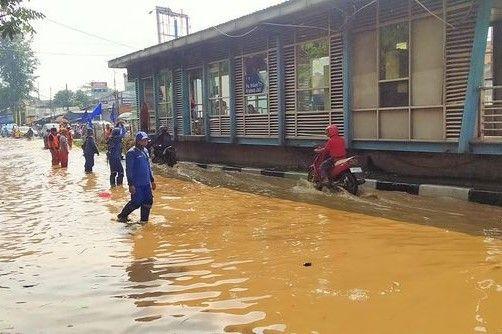 Kali Kramat Jati Meluap Jalan Raya Jakarta Bogor Banjir