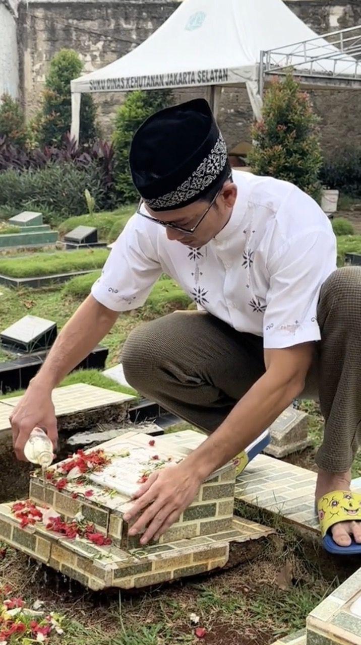 Momen Denny Sumargo Ziarah Ke Makam Ayah Hafal Al Fatihah