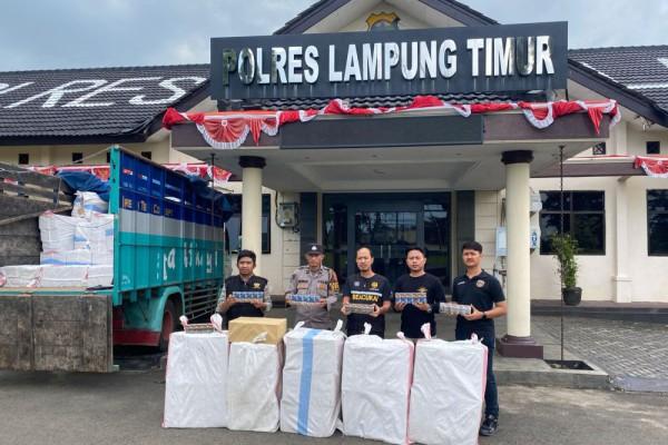 Warga Lampung Timur Simpan Dan Edarkan Jutaan Rokok Ilegal