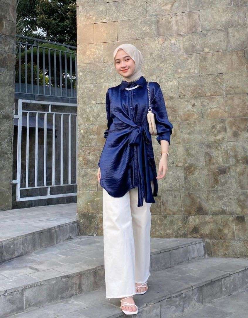 10 Gaya Atasan Hijab Biru Tua Tema Kasual Sampai Formal