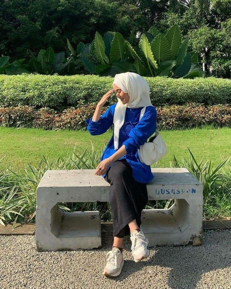 10 Gaya Atasan Hijab Biru Tua Tema Kasual Sampai Formal