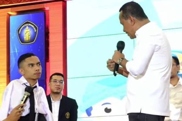 Menteri Bahlil Lahadalia Berikan Modal Usaha Kepada Mahasisw