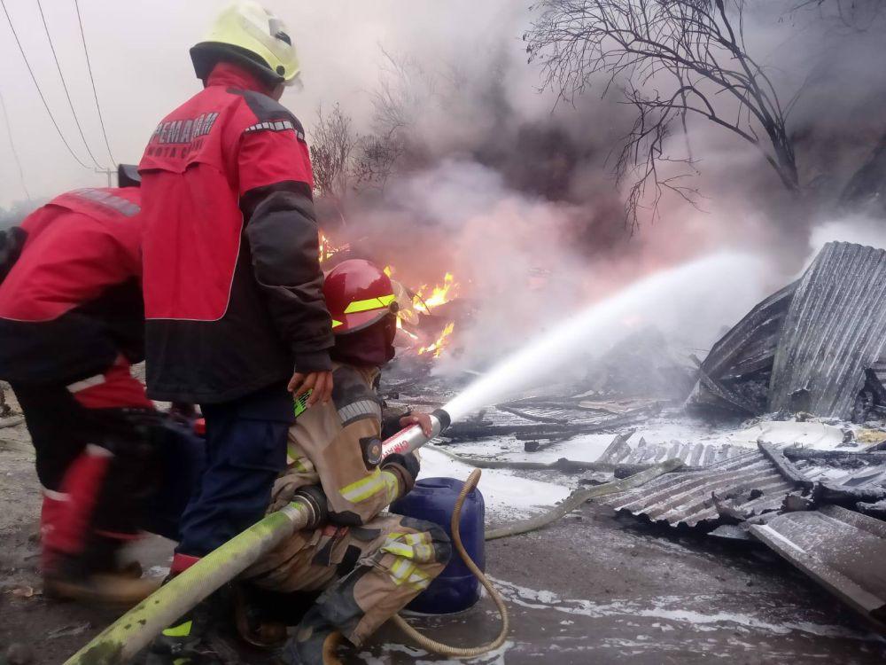 Tiga Gudang Dekat Spbu Di Kota Cimahi Ludes Terbakar