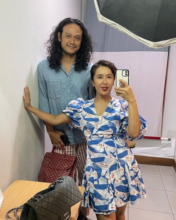 7 OOTD Couple Ala Widi Mulia Dan Dwi Sasono Selalu Kompak