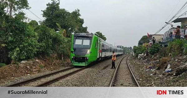 Kereta Api Feeder Tertahan Hampir Satu Jam Karena Pohon Tumb