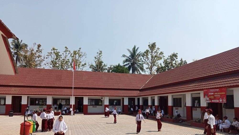 Hutama Karya Rehabilitasi Bangunan Sekolah Di Cianjur