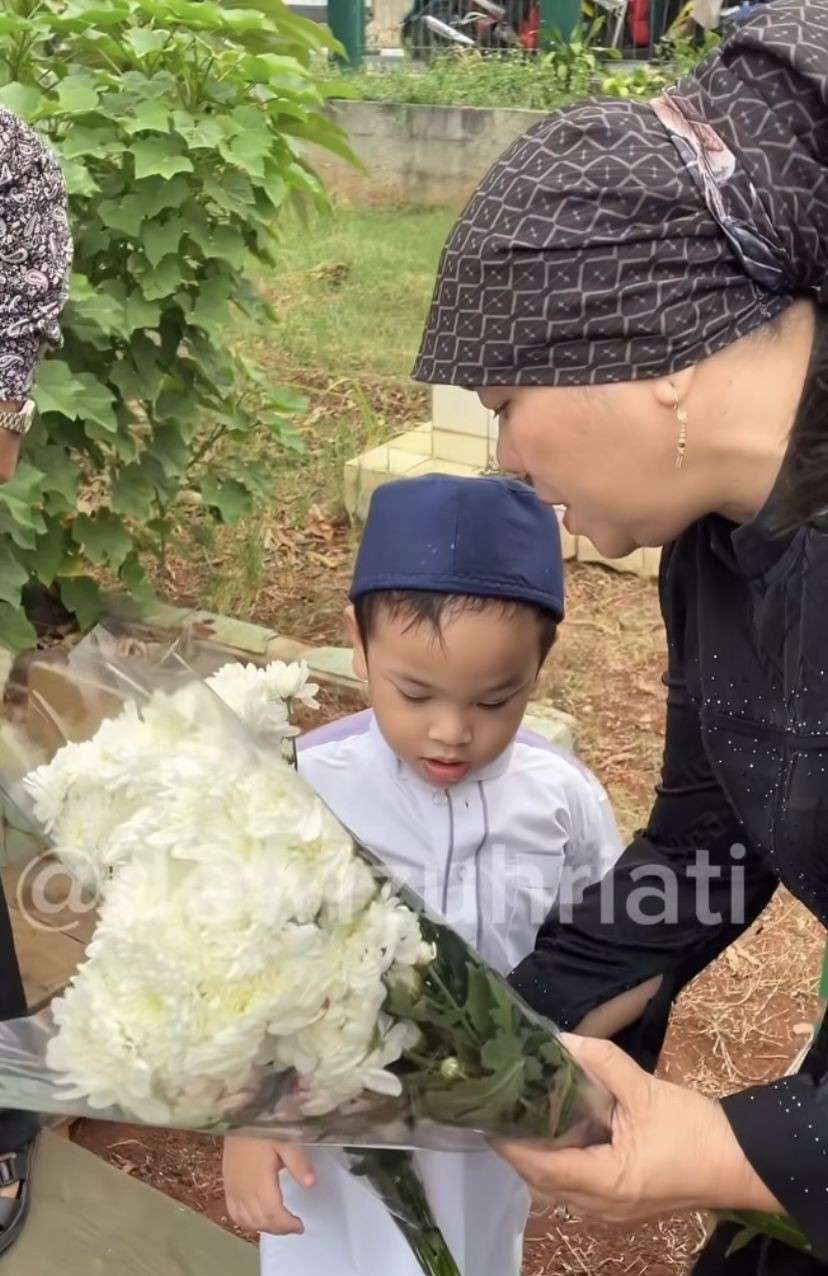 8 Momen Haru Gala Sky Ziarah Ke Makam Orang Tuanya