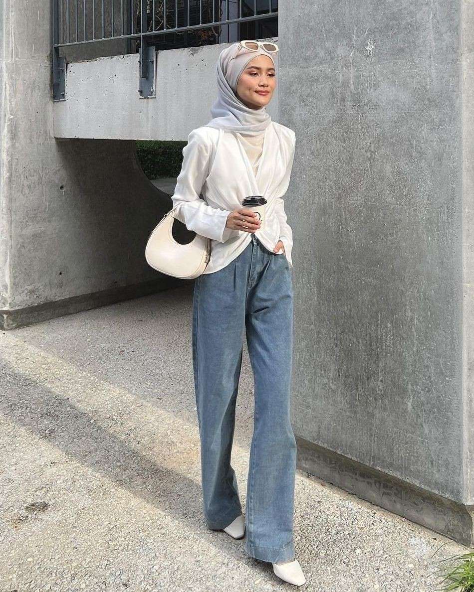 10 OOTD Hijab Celana Denim Untuk Style Semi Formal Gak Kaku