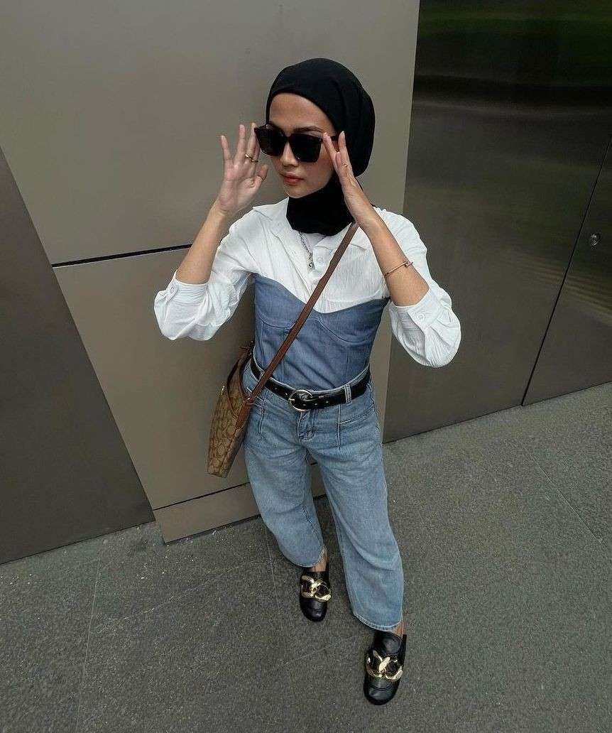 10 OOTD Hijab Celana Denim Untuk Style Semi Formal Gak Kaku