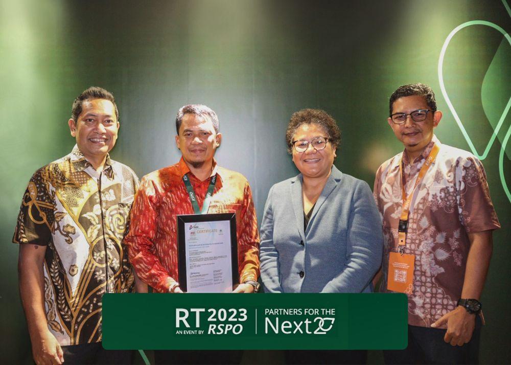 Petani Program Sawit Terampil Raih Sertifikasi RSPO Pertama