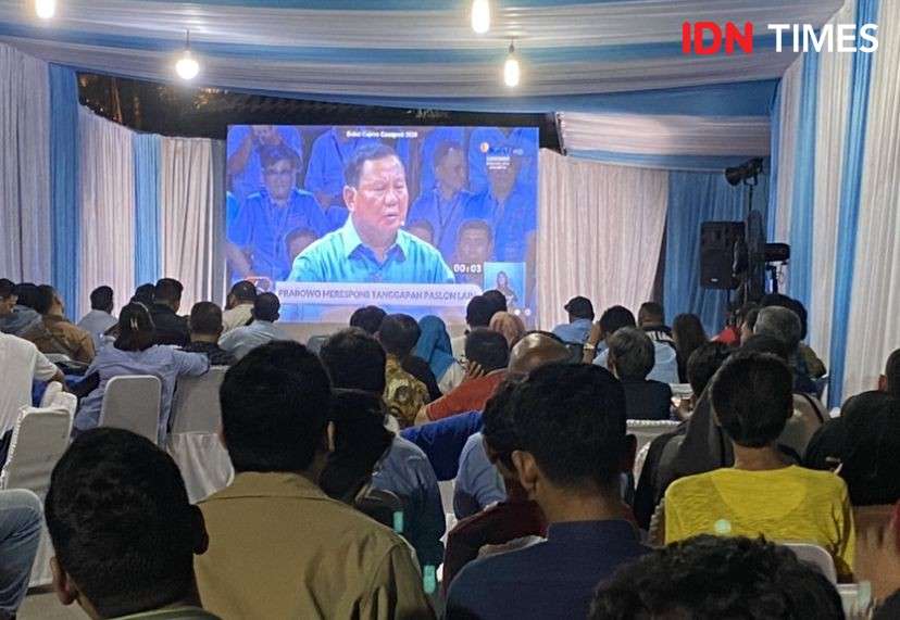 Nobar Debat Capres Di Rumah Relawan Bobby