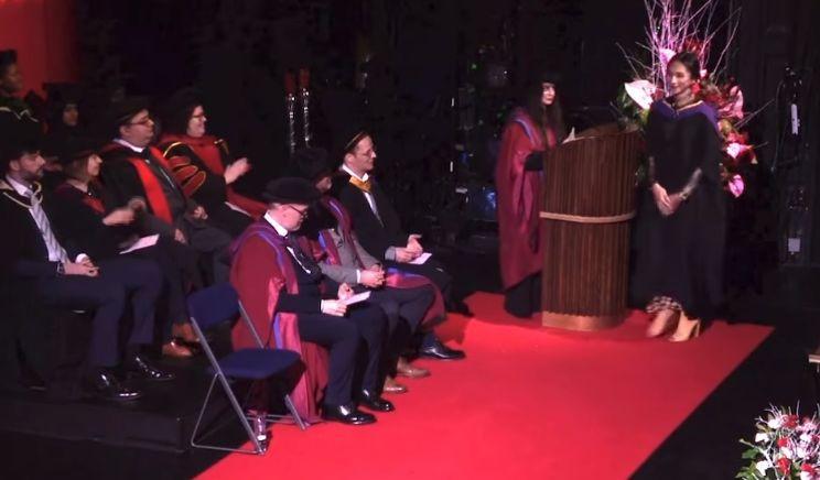 Potret Dena Rachman Wisuda S Di Inggris