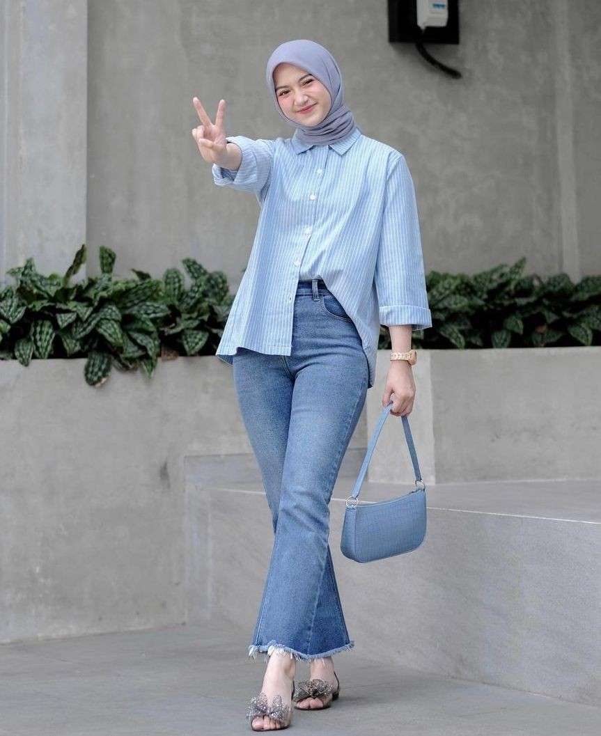 10 OOTD Hijab Celana Denim Untuk Style Semi Formal Gak Kaku