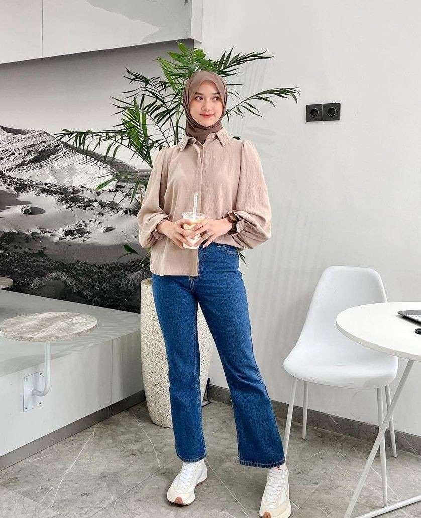 10 OOTD Hijab Celana Denim Untuk Style Semi Formal Gak Kaku