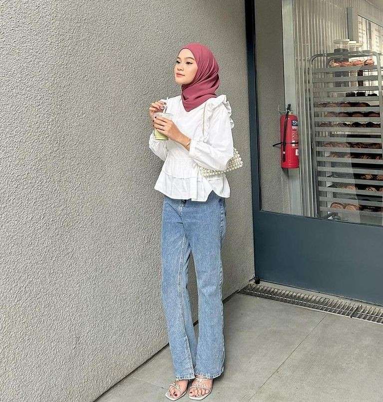 10 OOTD Hijab Celana Denim Untuk Style Semi Formal Gak Kaku