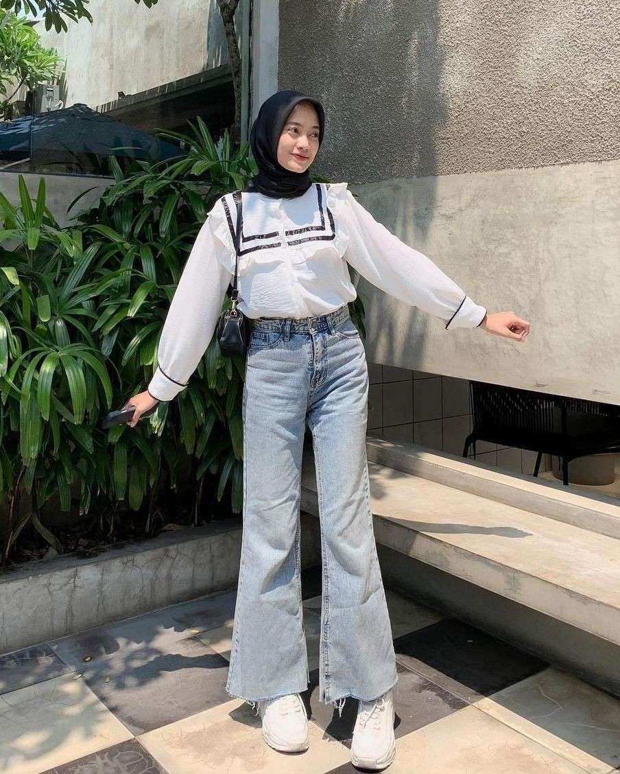 10 OOTD Hijab Celana Denim Untuk Style Semi Formal Gak Kaku