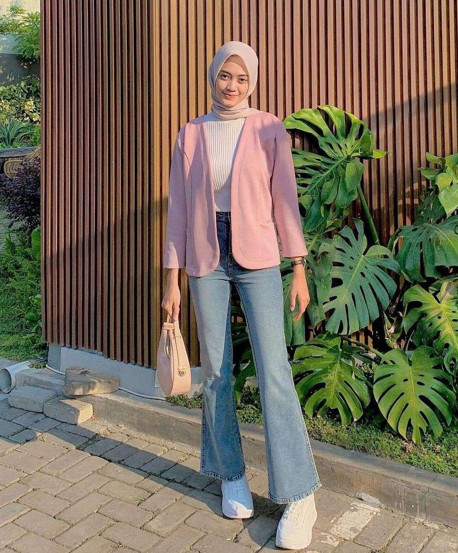 10 OOTD Hijab Celana Denim Untuk Style Semi Formal Gak Kaku