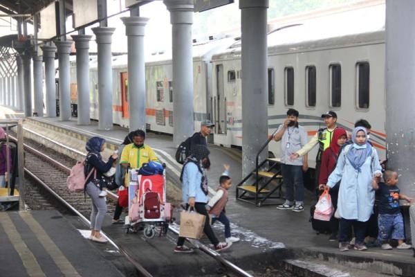 Orang Bepergian Naik Ka Dari Wilayah Daop Surabaya