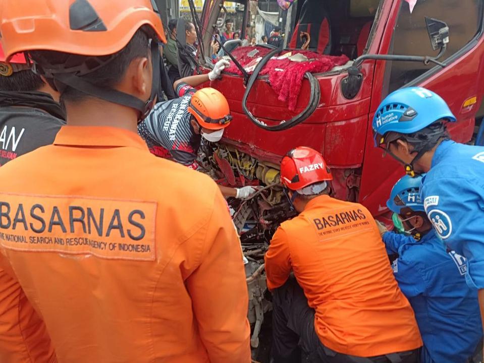 Pengendara Sepeda Motor Di Bekasi Tewas Tertabrak Truk