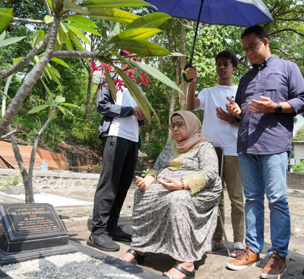 Awal Anies Baswedan Ziarah Ke Makam Ayah Di Sleman