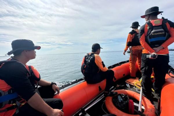 Gelombang Tinggi Hambat Pencarian Korban Kapal Tenggelam